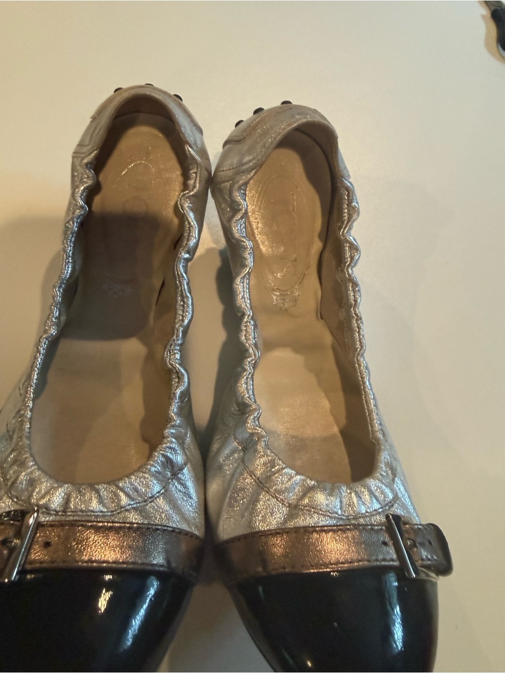 Women’s Tod’s Metallic Silver Ballet Flats with Black Cap Toe size 6 - Picture 4 of 9